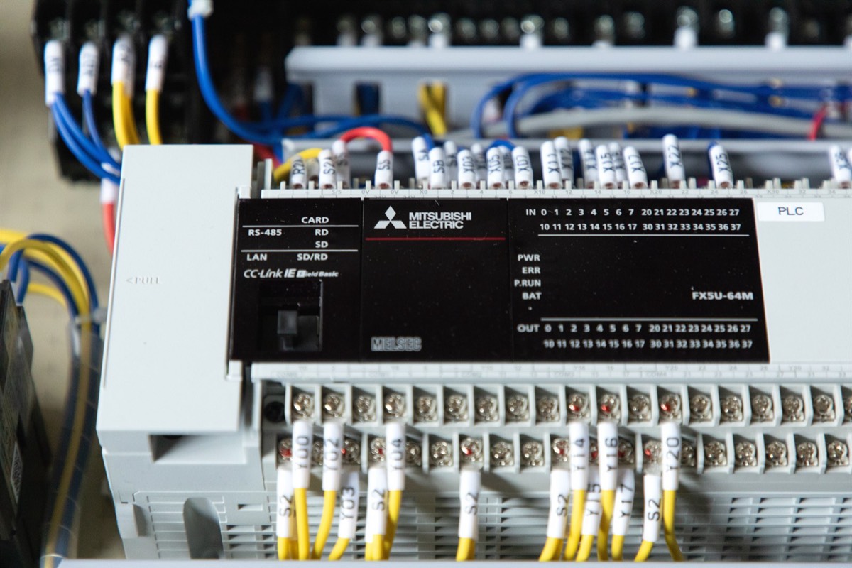 制御盤に実装した三菱電機のPLC(FX3U-64M)と入出力配線