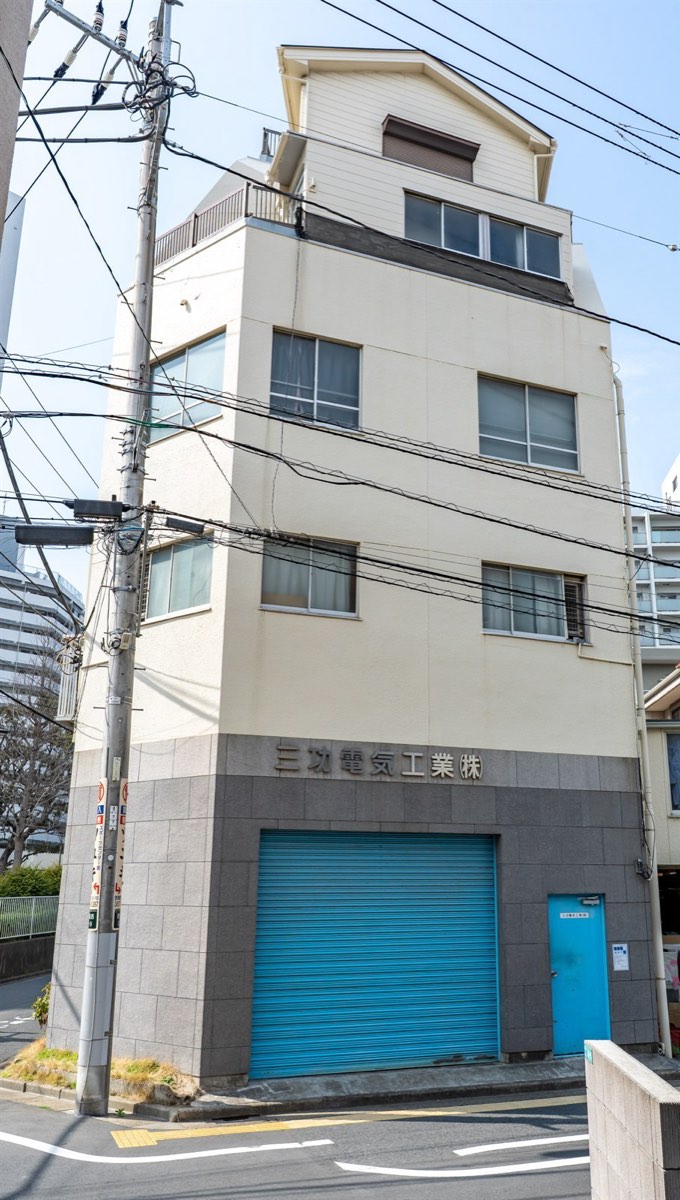 三功電気工業株式会社の社屋。1階が制御盤の製作工場
