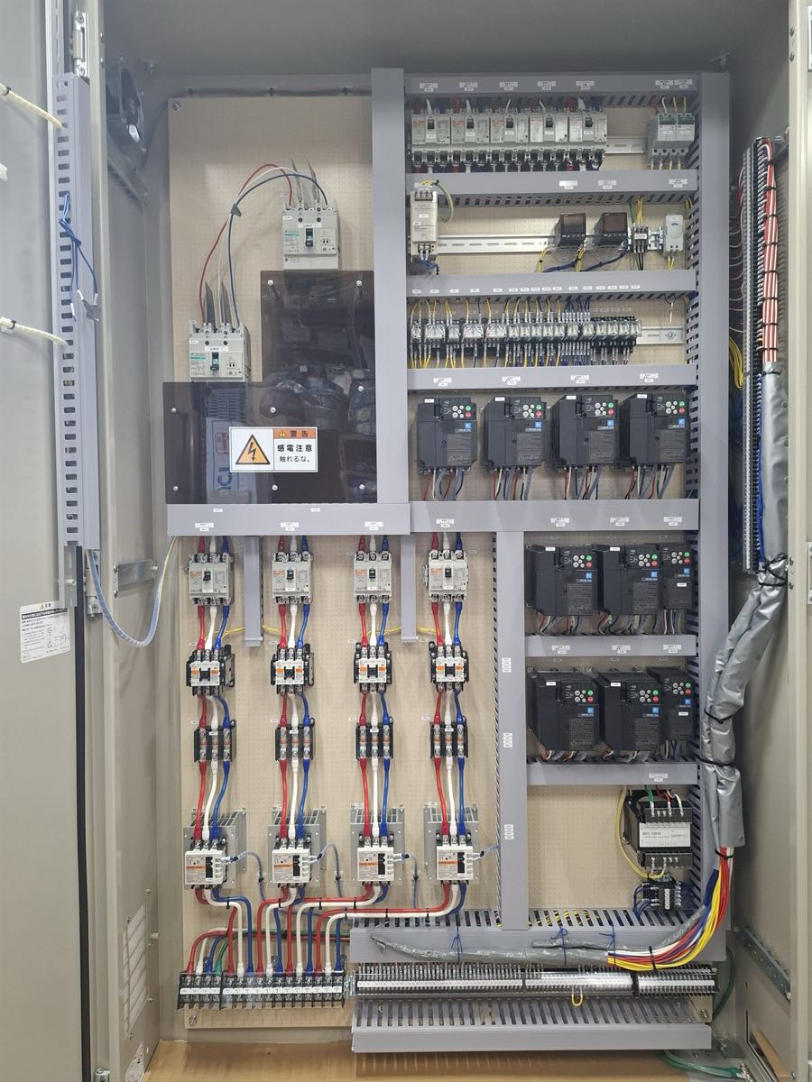 制御盤内の動力回路の配線。AC回路は黄、DC+は赤、その他は青の電線で色分けしている