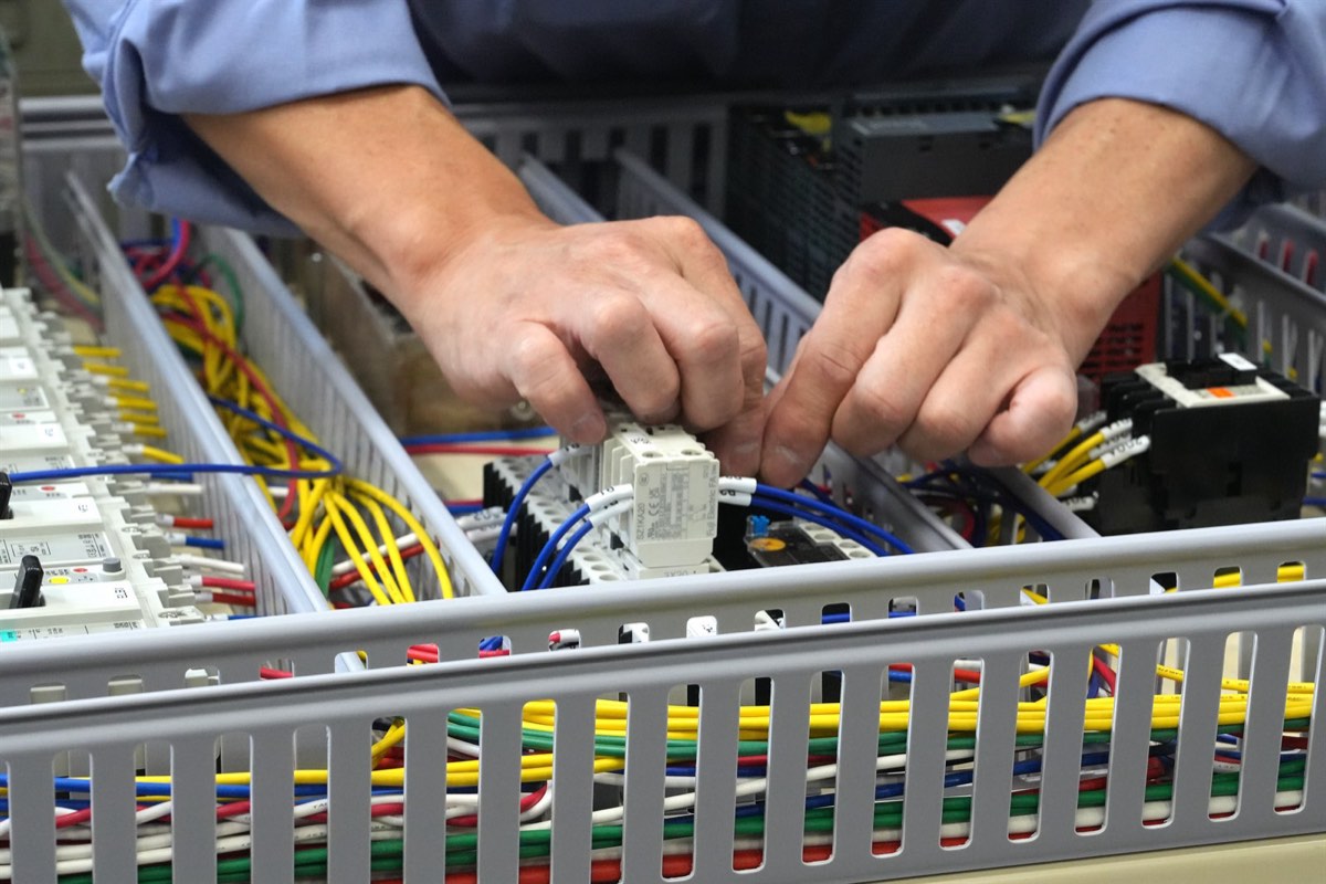 盤内の機器取り付け作業。ダクトと機器レイアウトを揃えて配置する