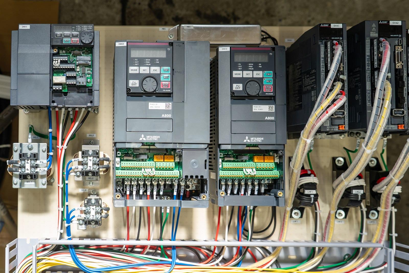 制御盤内に実装した三菱電機のインバータとサーボアンプ、ラインノイズフィルタ